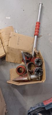 une boîte à outils posée par terre à côté d'une pile de cartons
