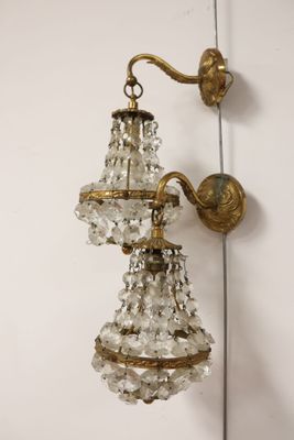 a wall light that is hanging on the wall