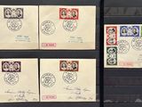 quatre timbres différents figurent sur un dossier noir orné d'une image représentant ce même timbre