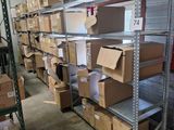 de nombreux cartons et boîtes sur les étagères de l'entrepôt