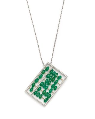 un collier d'émeraudes et de diamants