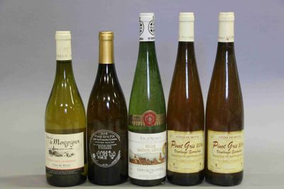 plusieurs bouteilles de vin sont alignées sur une table