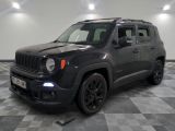 La Jeep Renegade est garée dans le garage, sur un sol à damier.