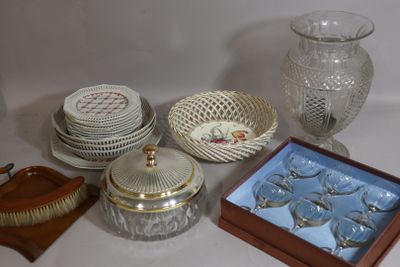 lot divers : une partie de service à dessert à bords ajourés…