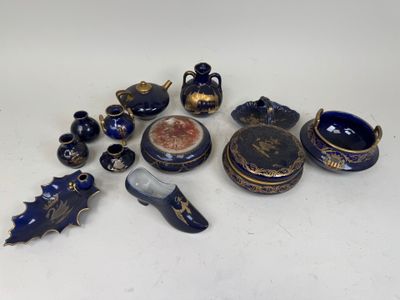 de nombreux objets différents posés sur la table