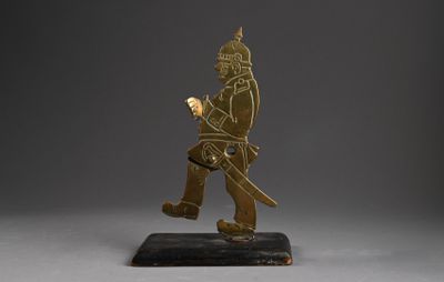 figurine en bronze représentant un homme muni d'une épée, posée sur un socle en marbre