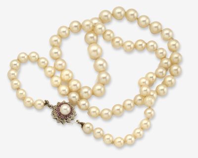 une image représentant un collier de perles orné d'une croix