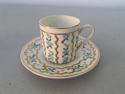LIMOGES Tasse et sous-tasse en porcelaine blanche à décor fl…