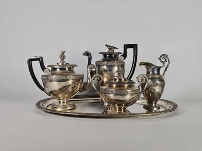 service à thé et à café plaqué argent, posé sur un plateau, sur un fond blanc