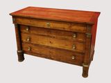 une petite commode avec un plateau en bois
