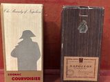 deux boîtes de cigarettes posées l'une à côté de l'autre sur une table