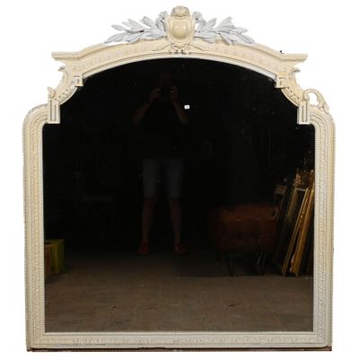une femme se prenant en photo dans un miroir