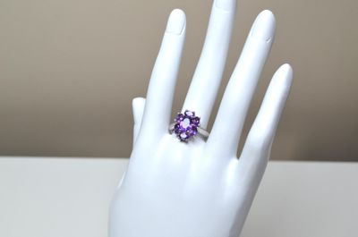 Une bague en argent sertie de 2,80 cts env d'améthystes face…