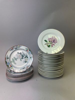 plusieurs assiettes empilées sur une table