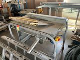 une table sur laquelle se trouvent de nombreux outils