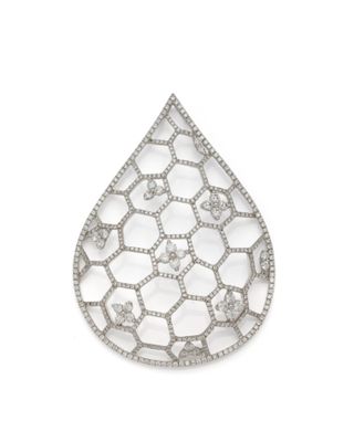 une broche en forme de larme en or blanc et diamants