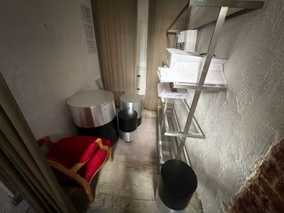 une pièce dans laquelle se trouvent une échelle et une chaise