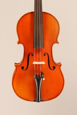 gros plan d'un violon avec un archet sur fond blanc