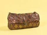 pochette en peau de serpent sur fond jaune, avec un espace réservé au texte