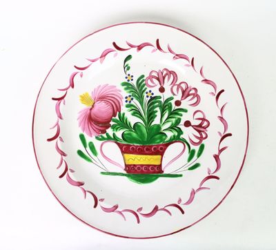 une assiette sur laquelle est représentée une fleur dans un pot