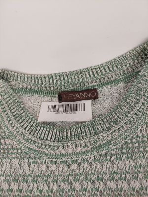 un gros plan sur un pull muni d'une étiquette
