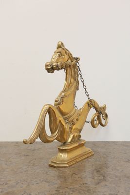 une statue de cheval en or posée sur une table