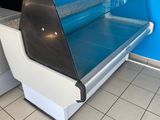 une photo d'un banc bleu et blanc dans un magasin