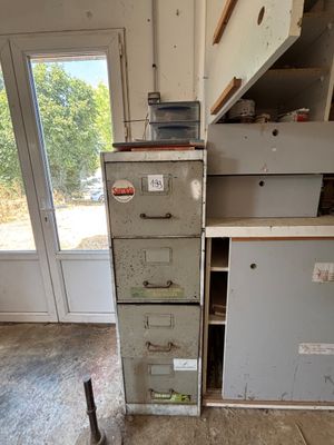 un vieux classeur au milieu d'une pièce
