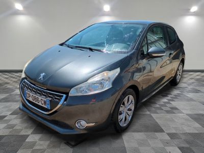 la voiture grise est garée dans le garage sur le sol en damier