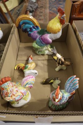 une boîte contenant tout un tas de figurines