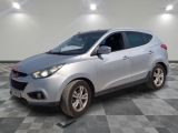 la photo d'une voiture argentée garée dans un garage