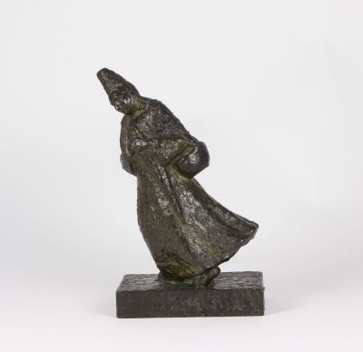 une statue en bronze représentant un homme vêtu d'une robe et coiffé d'un chapeau