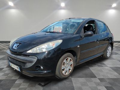 la photo d'une voiture noire garée dans un garage
