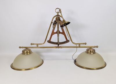une paire de lampes en laiton et en verre posées sur une surface blanche