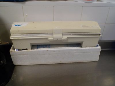 une boîte blanche posée sur un comptoir