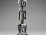 l'image d'une statue de femme assise sur un tabouret