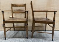 Paire de larges fauteuils à dossier ajouré d’une barrette re…