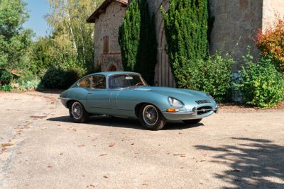une voiture bleue garée devant un bâtiment