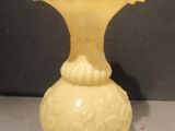 un vase jaune posé sur une table