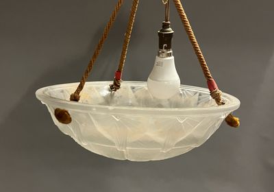 une lampe suspendue au plafond de la pièce