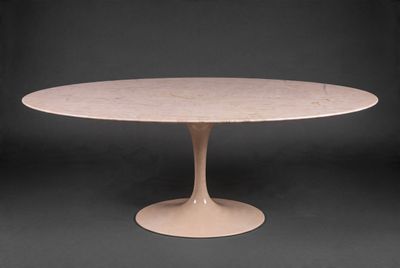 une table de salle à manger ovale en marbre avec un piètement en forme de socle