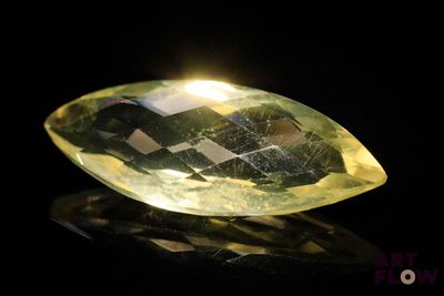 gros plan d'un diamant jaune sur une surface noire