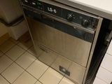 une photo d'une cuisine équipée d'un lave-vaisselle et de toilettes