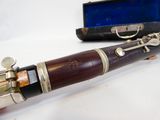 un stylo en bois et en métal posé sur une surface blanche
