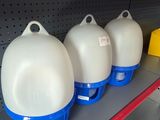 quatre récipients en plastique vides sur une étagère dans un magasin