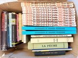 une boîte remplie de livres empilés les uns sur les autres