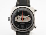 une montre noire et argentée avec une trotteuse rouge