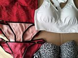 deux soutiens-gorge et culottes posés sur une boîte en carton avec une étiquette de prix