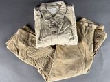 une photo montrant un pantalon et une chemise posés sur une table