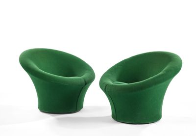 deux chaises vertes placées l'une à côté de l'autre sur une surface blanche